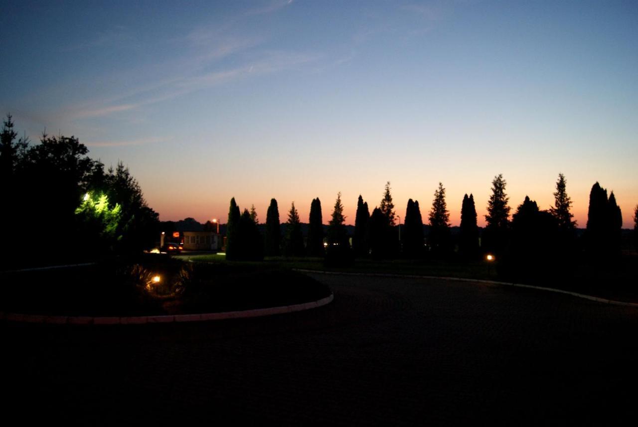 Hotel Holidays Slubice  Bagian luar foto